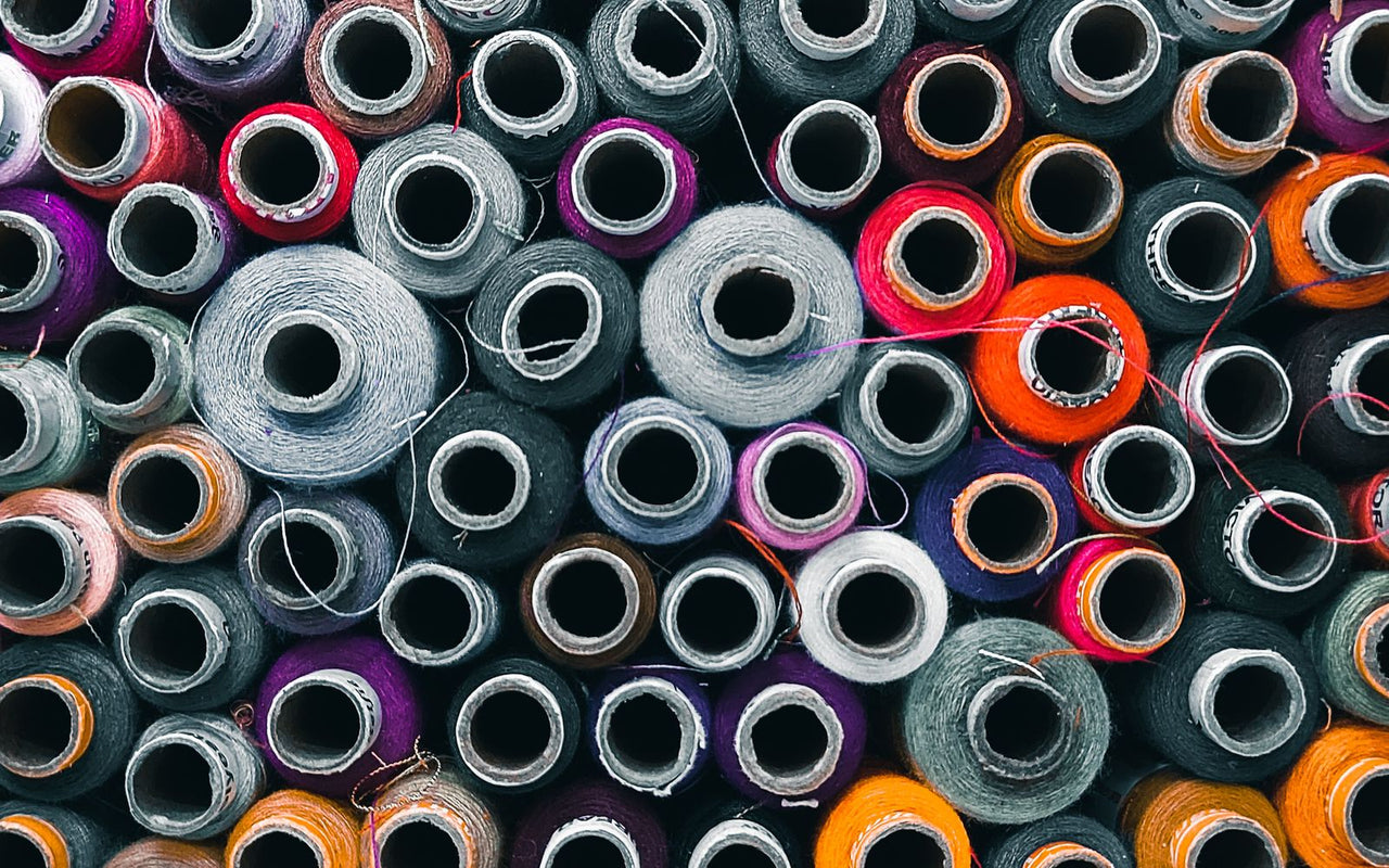 Assortiment de bobines de fil à broder machine de toutes les couleurs